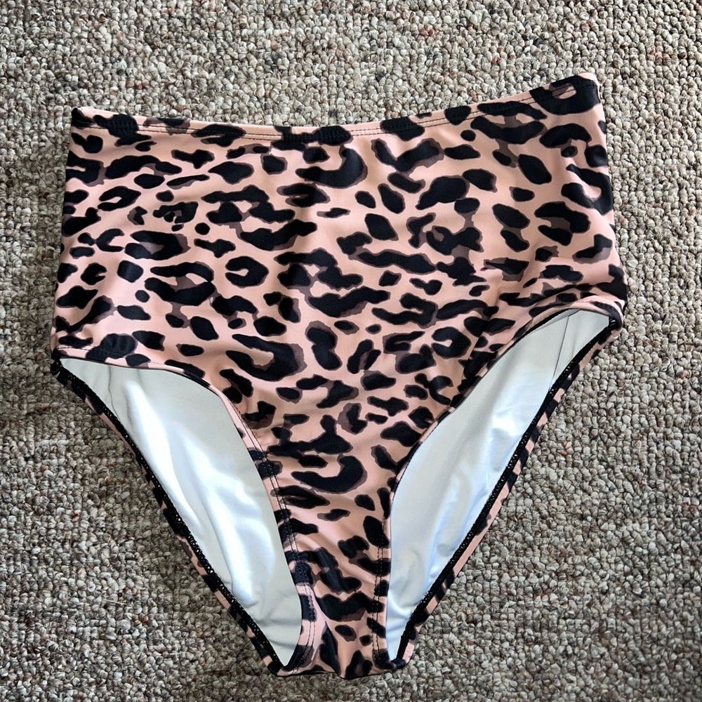 Leopard high waisted cheetah bikini bottoms med​